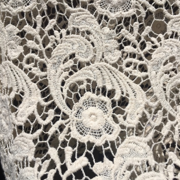 Summer Sale ☀️ Lace Crop Top - Picture 2 of 4